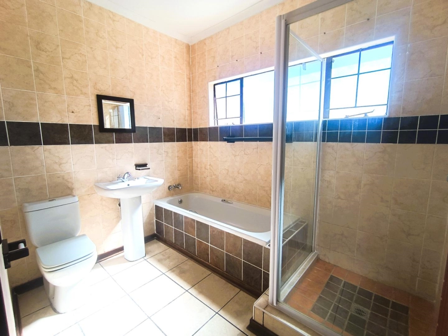 4 Bedroom Property for Sale in Langenhovenpark Free State